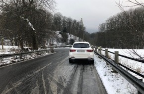 Polizei Hagen: POL-HA: Unbekannter Autofahrer stellt Mercedes mit Sommerreifen bei winterlichen Straßenverhältnissen auf der Fahrbahn im Kurvenbereich am Tücking ab