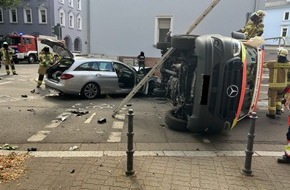 Polizeidirektion Kaiserslautern: POL-PDKL: Verkehrsunfall zwischen Rettungswagen und Pkw - Drei Verletzte, hoher Sachschaden