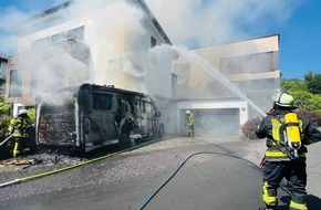 Freiwillige Feuerwehr Königswinter: FW Königswinter: Brand eines Wohnmobils in Königswinter-Ittenbach.