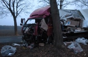 Polizeiinspektion Lüneburg/Lüchow-Dannenberg/Uelzen: POL-LG: ++ tödliche Unfallfolgen ++ Lkw-Fahrer kommt von Kreisstraße ab und kollidiert frontal mit einem Baum ++ am Unfallort verstorben ++ 90.000 Euro Sachschaden ++