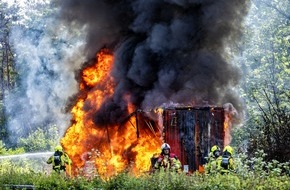 Freiwillige Feuerwehr Alpen: FW Alpen: Lkw mit Lithium-Ionen Akkus brennt auf der A57