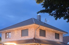 Kreisfeuerwehr Rotenburg (W&uuml;mme): FW-ROW: Blitzeinschlag verursacht Dachbrand in Visselh&ouml;vede - Feuerwehr verhindert gr&ouml;&szlig;ere Sch&auml;den nach n&auml;chtlichem Unwettereinsatz