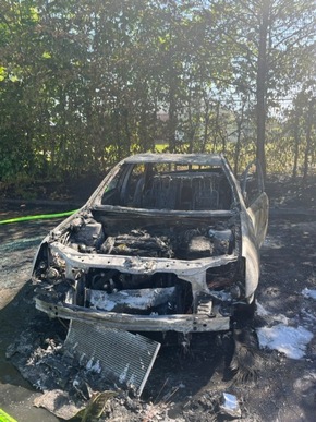 POL-STD: Zwei Autos auf Stader Möbelhausparkplatz ausgebrannt - Polizei sucht unbekannten Zeugen
