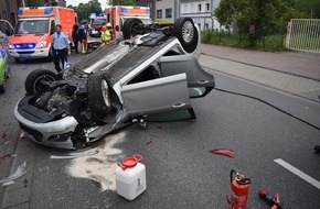 Polizei Mönchengladbach: POL-MG: Pkw überschlägt sich auf der Duvenstraße