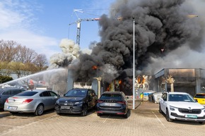 FW Porta Westfalica: 10.03.2026 - Gro&szlig;brand einer KFZ-Werkstatt in Porta Westfalica Barkhausen