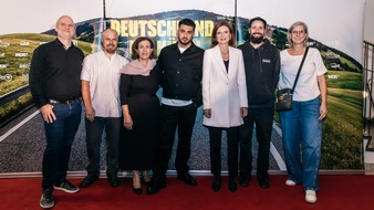 WDR Westdeutscher Rundfunk: &bdquo;Deutschland, ich k&uuml;ss&lsquo; Dein Herz&ldquo; mit Tahsim Durgun: Gelungene Premiere des Roadtrips in K&ouml;ln zum Start in der ARD Mediathek