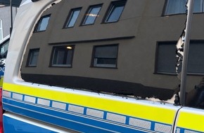 Polizei Hagen: POL-HA: 32-J&auml;hriger wirft Messer aus 3. Obergeschoss auf Streifenwagen
