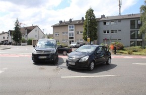 Polizei Rheinisch-Bergischer Kreis: POL-RBK: Bergisch Gladbach - Zwei Leichtverletzte bei Verkehrsunfall in Heidkamp