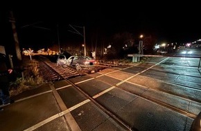 Bundespolizeiinspektion Hannover: BPOL-H: Gefährlicher Eingriff in den Bahnverkehr; Rentnerin biegt mit Auto zu früh ab und landet auf den Schienen