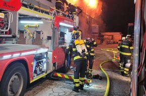 Feuerwehr München: FW-M: Brand einer Produktionshalle (Feldmoching)