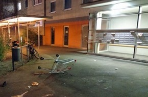 Polizeipräsidium Nordhessen - Kassel: POL-KS: Aus 14. Stock geworfener Einkaufswagen schlägt vor Hochhaus auf: Täterhinweise in Brückenhofstraße erbeten