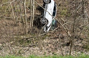 Kreispolizeibeh&ouml;rde H&ouml;xter: POL-HX: Pkw kommt von Stra&szlig;e ab und &uuml;berschl&auml;gt sich - Fahrerin leicht verletzt
