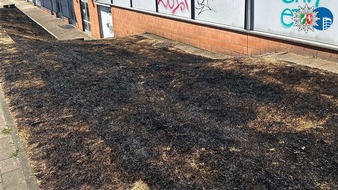 Polizeipr&auml;sidium Oberhausen: POL-OB: Rasenfl&auml;che vor dem Hirsch-Center ger&auml;t nach B&ouml;llerwurf in Brand - Polizei sucht Zeugen