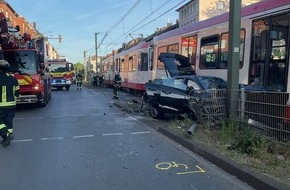 Feuerwehr Dortmund: FW-DO: Schwerer Unfall zwischen PKW und Straßenbahn