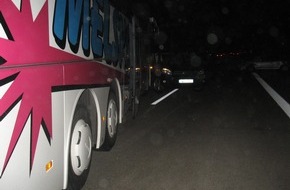 Polizeiinspektion Hildesheim: POL-HI: Verkehrsunfall mit einem Reisebus und zwei Pkw auf A 7 im LK Hildesheim