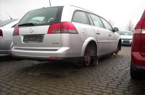 Polizeiinspektion Hameln-Pyrmont/Holzminden: POL-HOL: Holzminden - Gewerbegebiet Bülte: Auto "aufgebockt" und Räder gestohlen - 2.500,-- EUR Schaden -