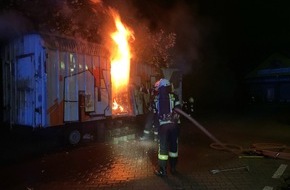 Feuerwehr M&uuml;lheim an der Ruhr: FW-MH: N&auml;chtlicher Bauwagenbrand in M&uuml;lheim-Altstadt