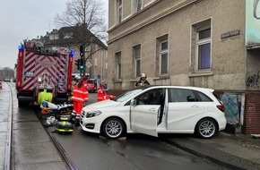 Feuerwehr Essen: FW-E: Schwerer Verkehrsunfall - Person zwischen Pkw und Hauswand eingeklemmt