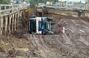 Feuerwehr Dortmund: FW-DO: LKW kippt in Baustelle um, zwei Personen verletzt