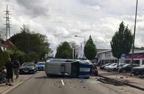 Polizeipräsidium Westpfalz: POL-PPWP: Unfall: Fahrzeug überschlägt sich