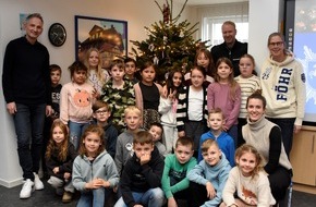 Polizeiinspektion Osnabrück: POL-OS: Bramsche: Weihnachtsbaum-Schmück-Aktion mit Schülern und Polizisten