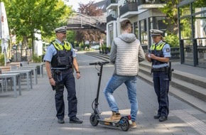 Polizei Mettmann: POL-ME: E-Scooter-Fahrerin verursacht Unfall mit Linienbus - Langenfeld - 2209031