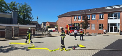 FW-WRN: Räumungsübung an der Uhlandgrundschule: Freiwillige Feuerwehr Werne trainiert den Ernstfall mit rund 470 Schülern