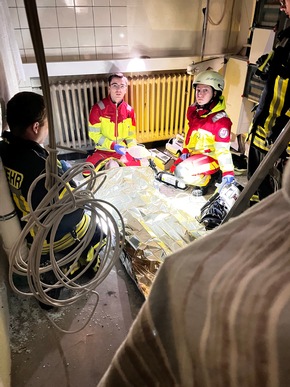 FW Beverungen: Gemeinsames Zirkeltraining stärkt Zusammenarbeit über Grenzen hinweg / Feuerwehren und Rettungsdienste aus dem Dreiländereck üben in Beverungen