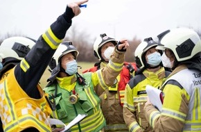 Feuerwehr Dresden: FW Dresden: Brand einer Laserschnittmaschine