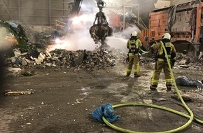 Feuerwehr Bottrop: FW-BOT: Brand in einer Lagerhalle - Aufwändige Löscharbeiten