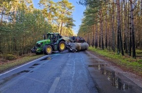 Polizeiinspektion Ludwigslust: POL-LWL: Gülleanhänger eines Traktors umgekippt