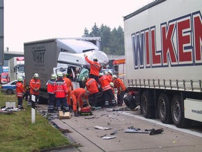 POL-WL: fährt in Stauende, Fahrer verstirbt im Krankenhaus