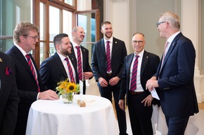 Bildungsminister Daniel Oehry verabschiedet die WorldSkills-Delegation nach Shanghai