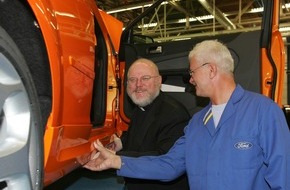 Ford-Werke GmbH: Bischof Dr. Reinhard Marx besucht bei Ford an der Saar Arbeitsplätze älterer Beschäftigter