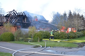 POL-STD: Doppelhaus in Neuland durch Feuer zerstört - 400.000 Euro Sachschaden