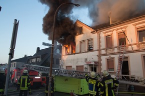 FW Menden: Feuerwehr Menden rettet 12 Personen bei Wohnungsbrand