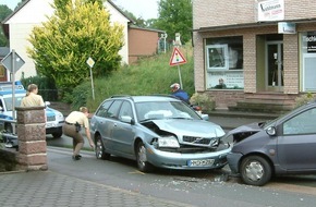 Polizeiinspektion Hameln-Pyrmont/Holzminden: POL-HOL: Unfall vor der Baustelle in Negenborn / Drei Kinder verletzt / 15.000 Euro Sachschaden