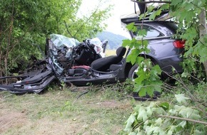 Polizei Minden-Lübbecke: POL-MI: Hiller prallt gegen Baum - Schwer verletzt eingeklemmt