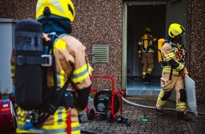 Feuerwehr Gronau: FW Gronau: Brand einer Batterieanlage, schwierige Löscharbeiten