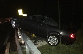 Polizeidirektion Bad Kreuznach: POL-PDKH: Auto landet nach Verkehrsunfall auf Brückengeländer