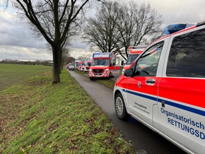 FW-ROW: Frontalzusammenstoß zweier PKW auf der B71 zwischen Wehldorf und Brüttendorf fordert zwei Tote und einen Schwerverletzten