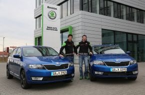 Skoda Auto Deutschland GmbH: SKODA Werksfahrer Sepp Wiegand und Frank Christian freuen sich über Rapid Spaceback (FOTO)