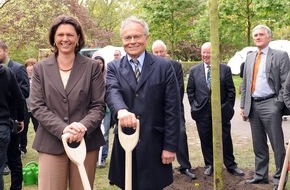 Fielmann Group AG: Tag des Baumes 2009: Bundesministerin Ilse Aigner und G&uuml;nther Fielmann pflanzen Stieleiche im Berliner Tiergarten
