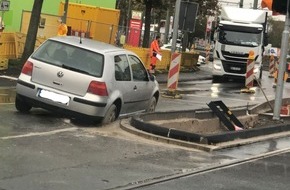 Polizei Duisburg: POL-DU: Wanheimerort: Golf blieb in frischem Beton stecken - Auto geborgen (ohne AZ)