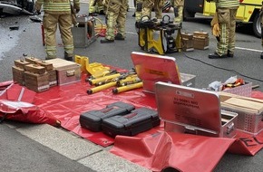 Feuerwehr Dresden: FW Dresden: Zwei Menschen nach Verkehrsunfall aus umgest&uuml;rztem Pkw gerettet