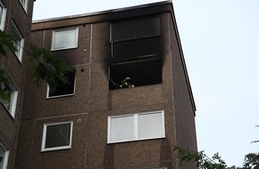 Feuerwehr Essen: FW-E: Feuer im siebten Geschoss eines achtgeschossigen Wohnhauses in Essen, elf Menschen mit Verdacht auf Rauchgasvergiftung in Krankenhäuser gebracht