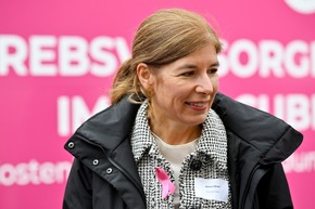 PINK CUBE setzt in Baden mit Politik und Partnern ein starkes Zeichen für die Brustkrebsfrüherkennung