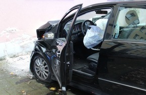 Polizei Duisburg: POL-DU: Neudorf: Mercedes fährt gegen Hauswand - Fahrer verletzt