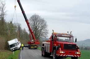 Polizeiinspektion Hameln-Pyrmont/Holzminden: POL-HM: Missglücktes Überholmanöver - alkoholisierter Autofahrer löst Unfall aus