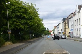 Polizei Bielefeld: POL-BI: Unfallflucht: Zeugen melden, wie lästiges Hindernis beseitigt wird